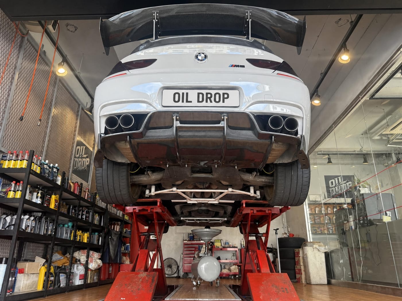 오일드랍 고양원흥점 리프트에 올라간 BMW M6