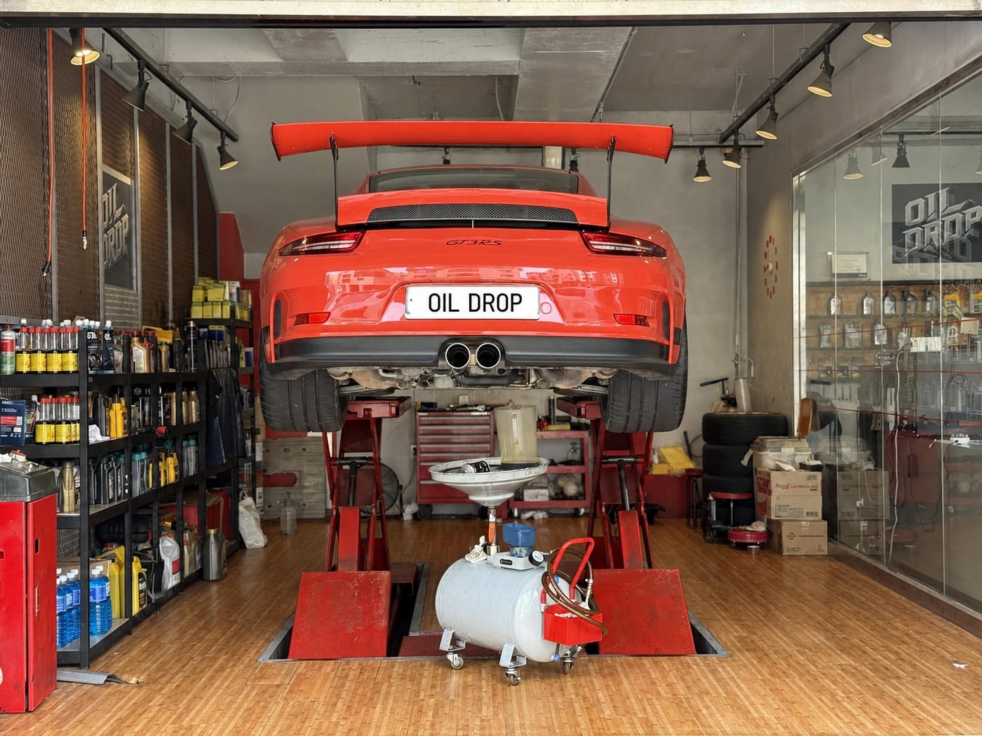 오일드랍 고양원흥점에서 작업 중인 포르쉐 911 GT3 RS